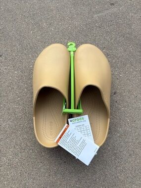 Crocs Dylan Tan Clog-Style Slip-On platform size 9